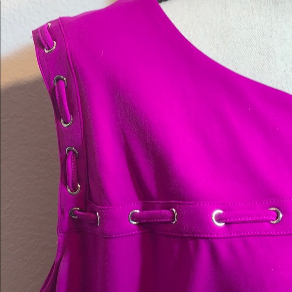 Peter Nygard sleeveless V-neck laced up front top - Picture 5 of 6